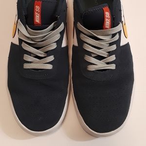 Nike SB MENS SIZE 9